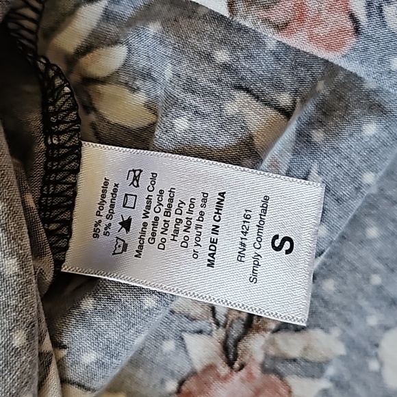 2 STUNNING LULAROE CHARLIE BROWN CHARLIE FLORAL BUTTON UP SHIRTS - Picture 6 of 15